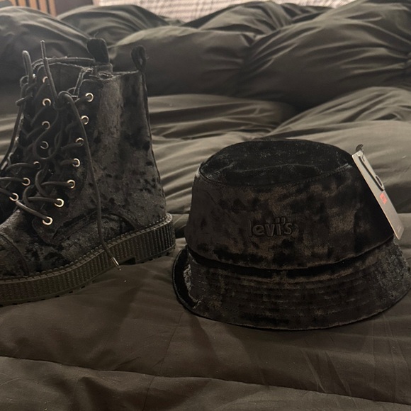 Levi's Black Bucket Hat - Picture 6 of 7